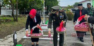 Sri Sumarni Hadiri Ziarah Kubur dan Tabur Bunga di Makam Pahlawan