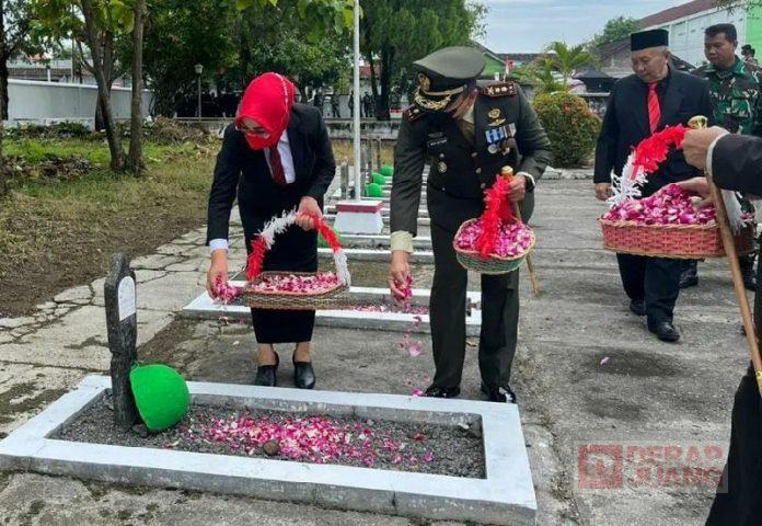 Sri Sumarni Hadiri Ziarah Kubur dan Tabur Bunga di Makam Pahlawan