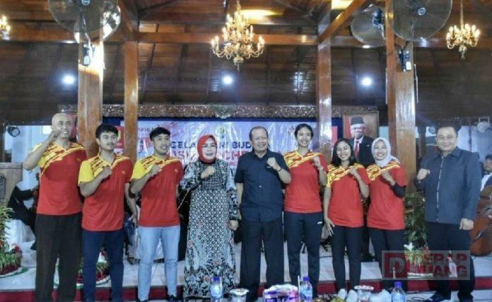 Sri Sumarni Lepas Atlet Bulu Tangkis Grobogan