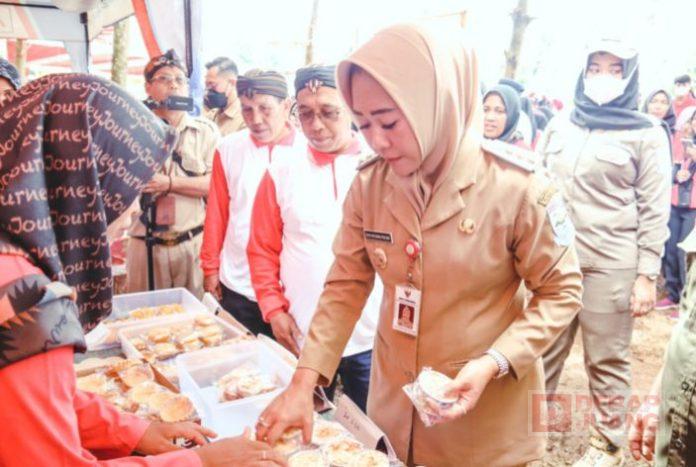 Tampilkan Produk Unggulan, Bupati Tiwi Alhamdulillah Stand UMKM Ramai Diserbu Pengunjung