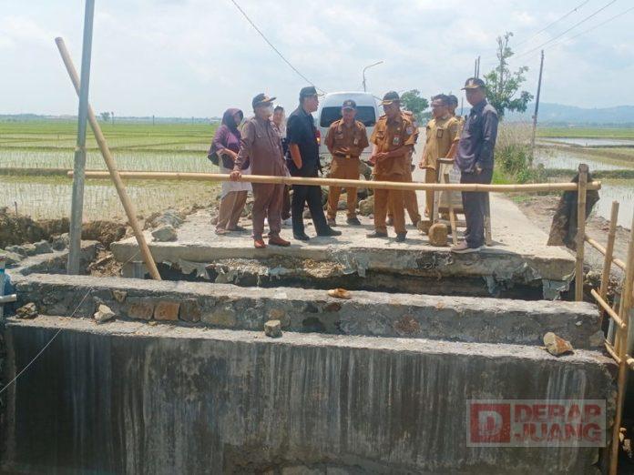 Taufik Tinjau Jembatan Ambles di Desa Kalijaran