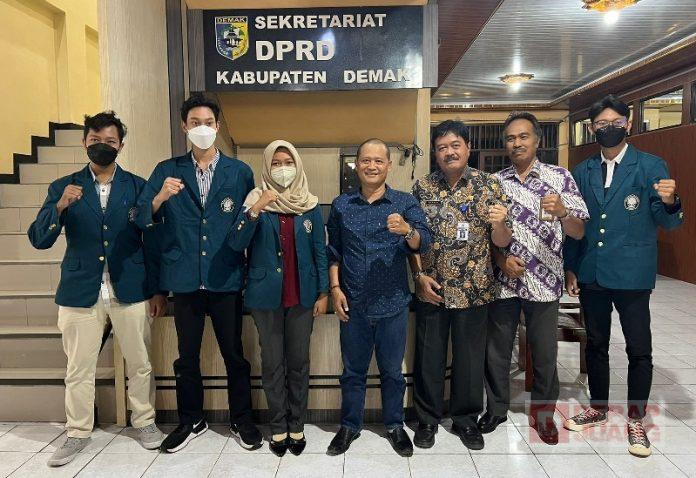 Terima Audiensi Mahasiswa Undip, Slamet Akan Bantu Giat Penelitian Buah Lindur