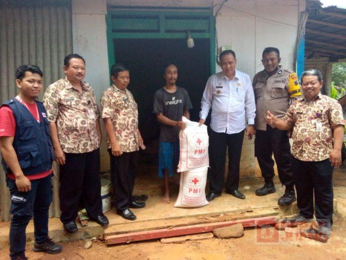 Warid Serahkan Bantuan Kepada Warga Pejogol