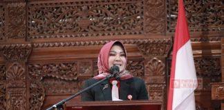 Sri Mulyani Serahkan BLT DBHCHT untuk Petani dan Buruh