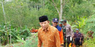 Bupati Achmad Husein Sambangi Lokasi Longsor di Gumelar