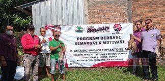 Andang Berikan Ratusan Itik ke KUB Sari Kismo Langon