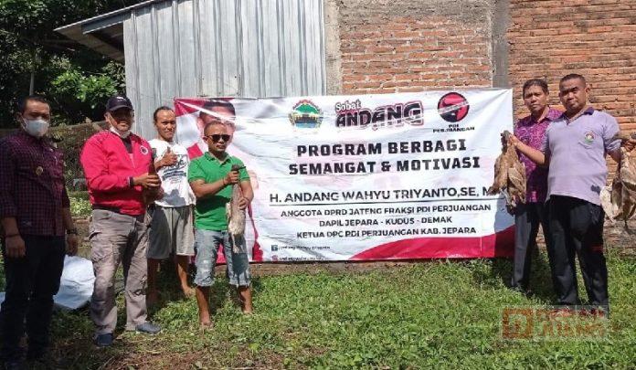 Andang Berikan Ratusan Itik ke KUB Sari Kismo Langon