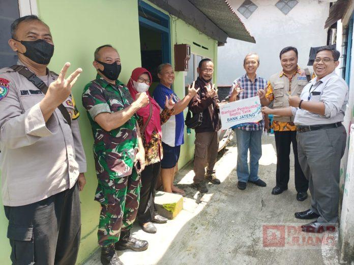 BHB Serahkan Bantuan Program Sanitasi Kepada Warga Purwokerto Wetan