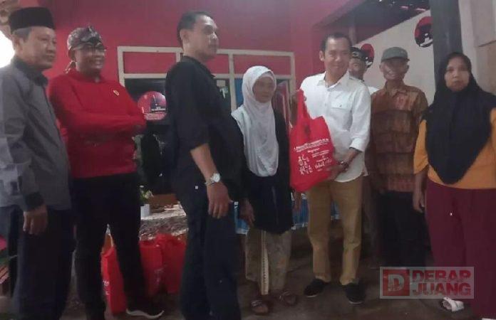 Bersama Ketua DPC Partai, Arif Wahyudi Salurkan Bantuan Sembako