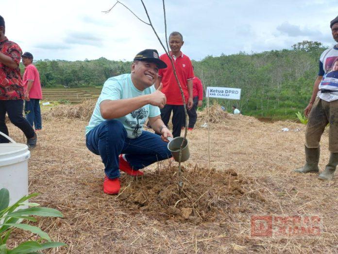 Bersama Masyarakat Ciwalen, Taufik Nurhidayat Lakukan Tanam Pohon(2)