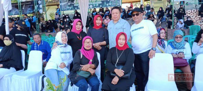 Bersama Novia Praptiningsih, Bagas Ariyanto Serahkan Piala Ketua DPRD Salatiga