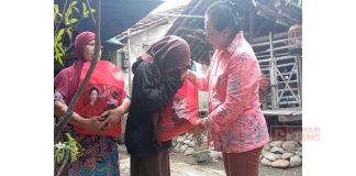 Blusukan, Messy dan Ratna Bagikan Paket Sembako