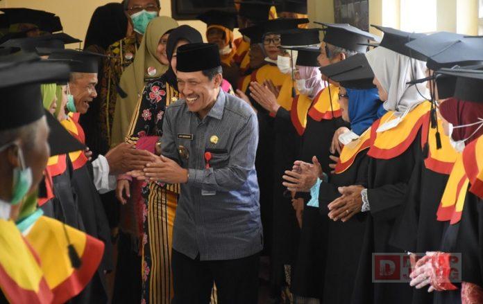 Bupati Afif Wisuda Siswa Sekolah Lansia, Diharapkan Lebih Produktif dan Kreatif