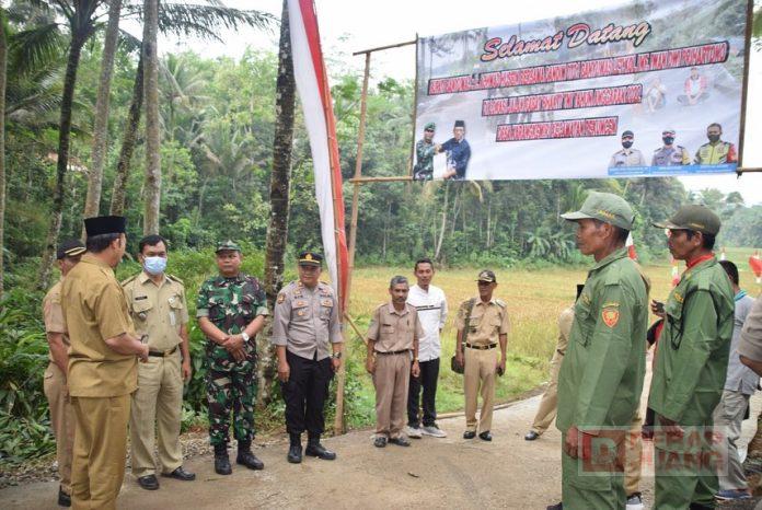 Bupati Husein Resmikan Jalan Desa Karangkemiri Sepanjang 1100 Meter(3)