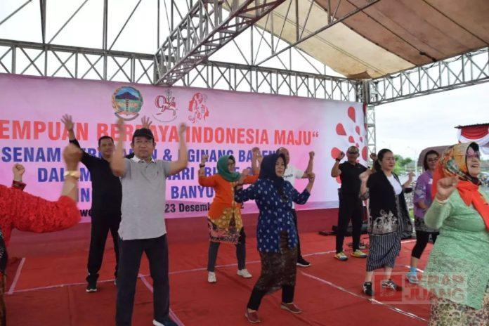 Bupati Husein Senam dan Nginang Bareng Bersama Ribuan Emak-emak Berkebaya