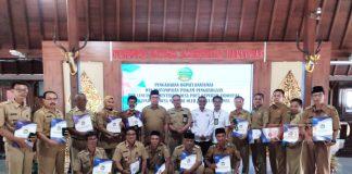 Bupati Husein Serahkan Piagam Penghargaan Kepada 15 Desa di Banyumas