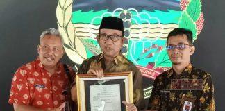 Bupati Husein Terima Hak Paten Pada Sistem Pengolahan Sampah Tuntas