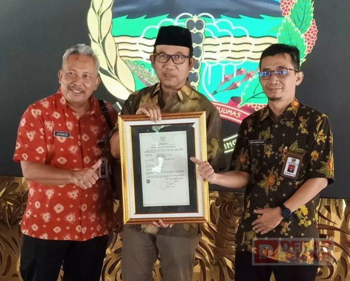 Bupati Husein Terima Hak Paten Pada Sistem Pengolahan Sampah Tuntas