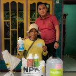 Dicurhati-Petani-Dimas-dan-Paramitha-Beri-Bantuan-Pupuk-dan-Obat-Sawah-