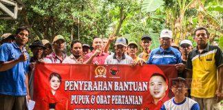 Dicurhati Petani, Dimas dan Paramitha Beri Bantuan Pupuk dan Obat Pertanian