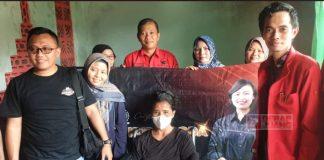 Didampingi Kepala Desa, Yusuf Serahkan Kursi Roda dari Mbak Casytha Kepada Warga Karangsoka