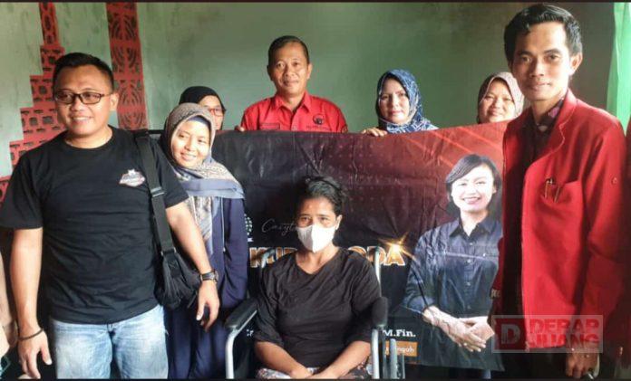 Didampingi Kepala Desa, Yusuf Serahkan Kursi Roda dari Mbak Casytha Kepada Warga Karangsoka