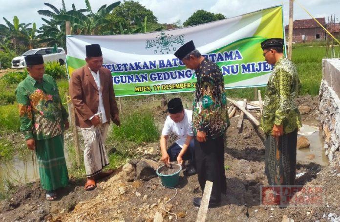 Didampingi Saiful Hadi, Slamet Lakukan Peletakan Batu Pertama Pembangunan Gedung MWC NU Mijen
