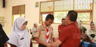 H.R. Bambang Irawan Serahkan Beasiswa PIP Kepada 39 Pelajar di Kutasari