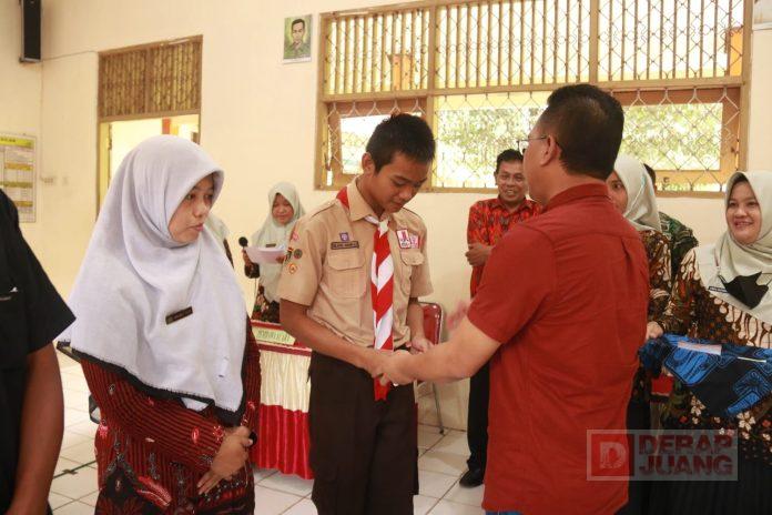 H.R. Bambang Irawan Serahkan Beasiswa PIP Kepada 39 Pelajar di Kutasari