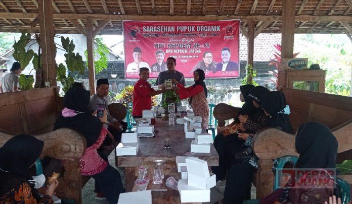 HUT ke-18, DPD Repdem Jateng Bagikan Pupuk Organik di Demak