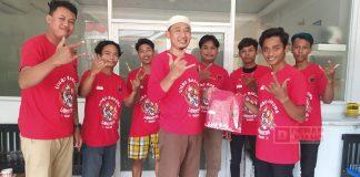 Aghus ZN Serahkan Bantuan Seragam Grup Singo Barong Langgeng Budoyo