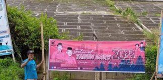 Ranting Partai di Gringsing Gotong Royong Pasang Spanduk Sambut Tahun Baru