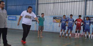 Lakukan Tendangan Bola Pertama, Taufik Berikan Dukungan Turnamen Futsal di Dayeuhluhur