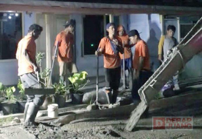 Malam-Hari,-Kingking-Tinjau-Peningkatan-Jalan-di-Kelurahan-Limbangan