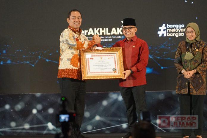 Mas Hendi Terima Penghargaan Inovasi Pelayanan Publik untuk LKPP RI