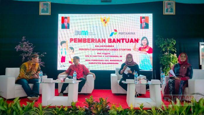 Mbak Casytha Sosialisasikan Stunting dan Bagikan Paket Sembako di Desa Purwasaba