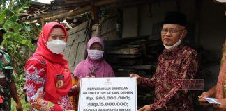 Mbak Eisti Serahkan Bantuan RTLH dari Baznas Demak