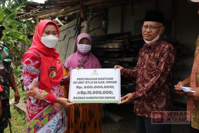 Mbak Eisti Serahkan Bantuan RTLH dari Baznas Demak