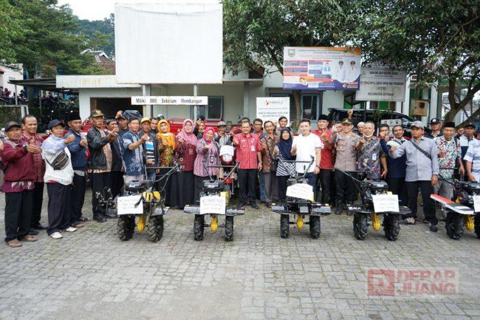 Ngesti Nugraha Serahkan Bantuan Alat Pertanian Kepada Petani