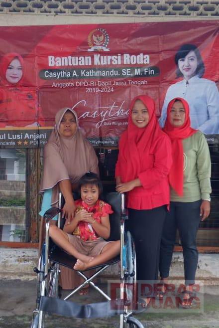 Nurul Lusi Anjani Berikan Bantuan Kursi Roda dari Mbak Casytha