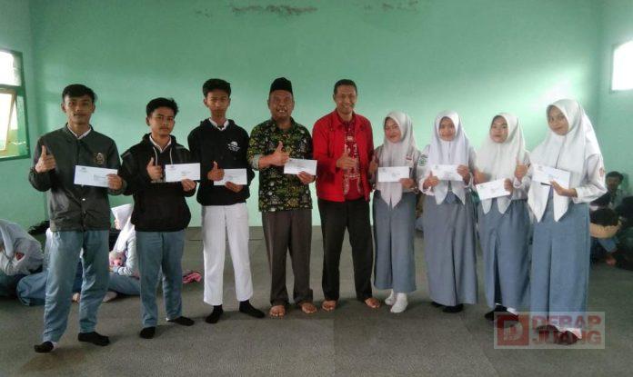 Nuryanto Serahkan SK PIP Tahun 2022 Aspirasi Mbak Puan di SMK Ma’Arif NU 01 Karangkobar