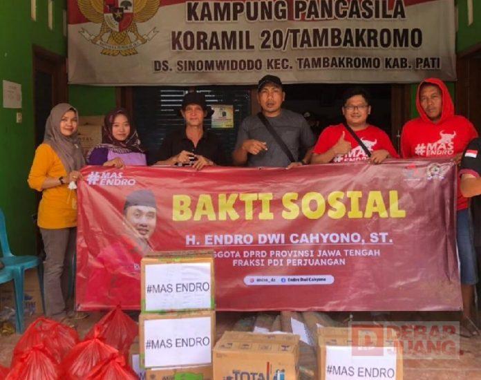 Peduli Korban Banjir, Endro Serahkan Bantuan Korban Banjir di Desa Sinomwidodo