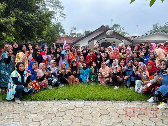 Peringati Hari Ibu, Samsudin Tirta Senam Bersama Ibu-ibu Berdaster