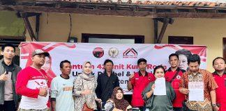 Ragil Tresna Bagikan Kursi Roda untuk Warga Desa purwahamba