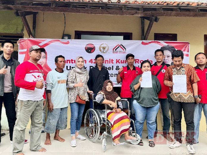 Ragil Tresna Bagikan Kursi Roda untuk Warga Desa purwahamba