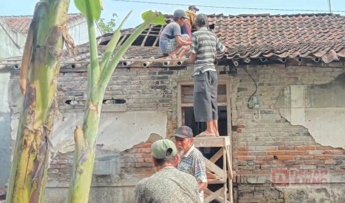 Rehab Rumah Casli yang Kurang Layak, Didi Kita Bergerak Gotong Royong