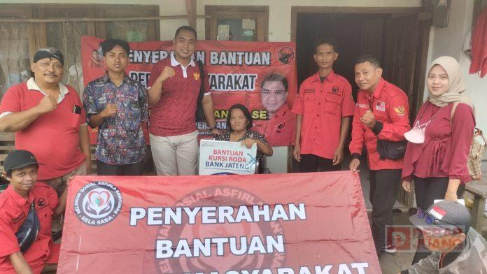 Rela Saba Serahkan Bantuan Kursi Roda dari Asfirla Kepada Warga Rawalo(2)