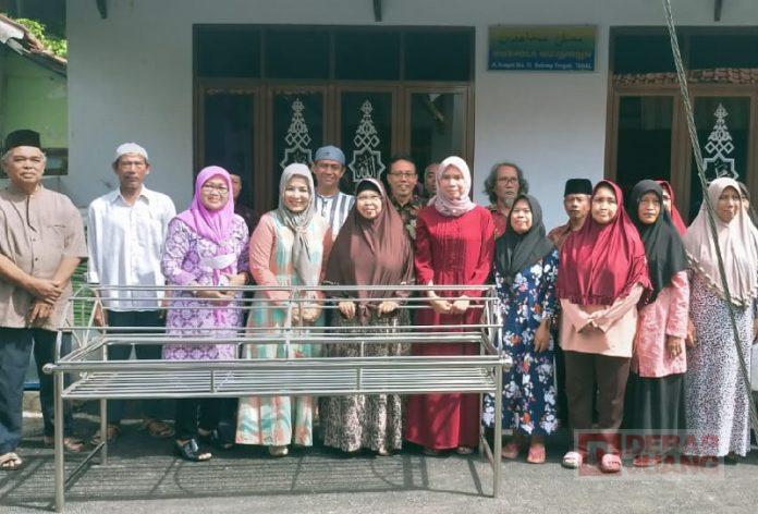 Rosalina Sidak Pembangunan Saluran Air dan Serahkan Bantuan Keranda