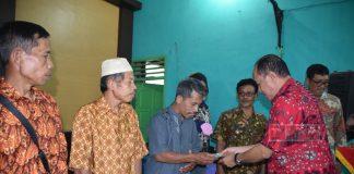 Sadewo Serahan Kartu BPJS Ketenagakerjaan Kepada Penderes Pageraji