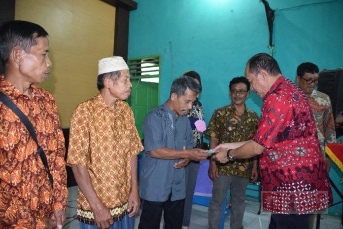 Sadewo Serahan Kartu BPJS Ketenagakerjaan Kepada Penderes Pageraji(2)